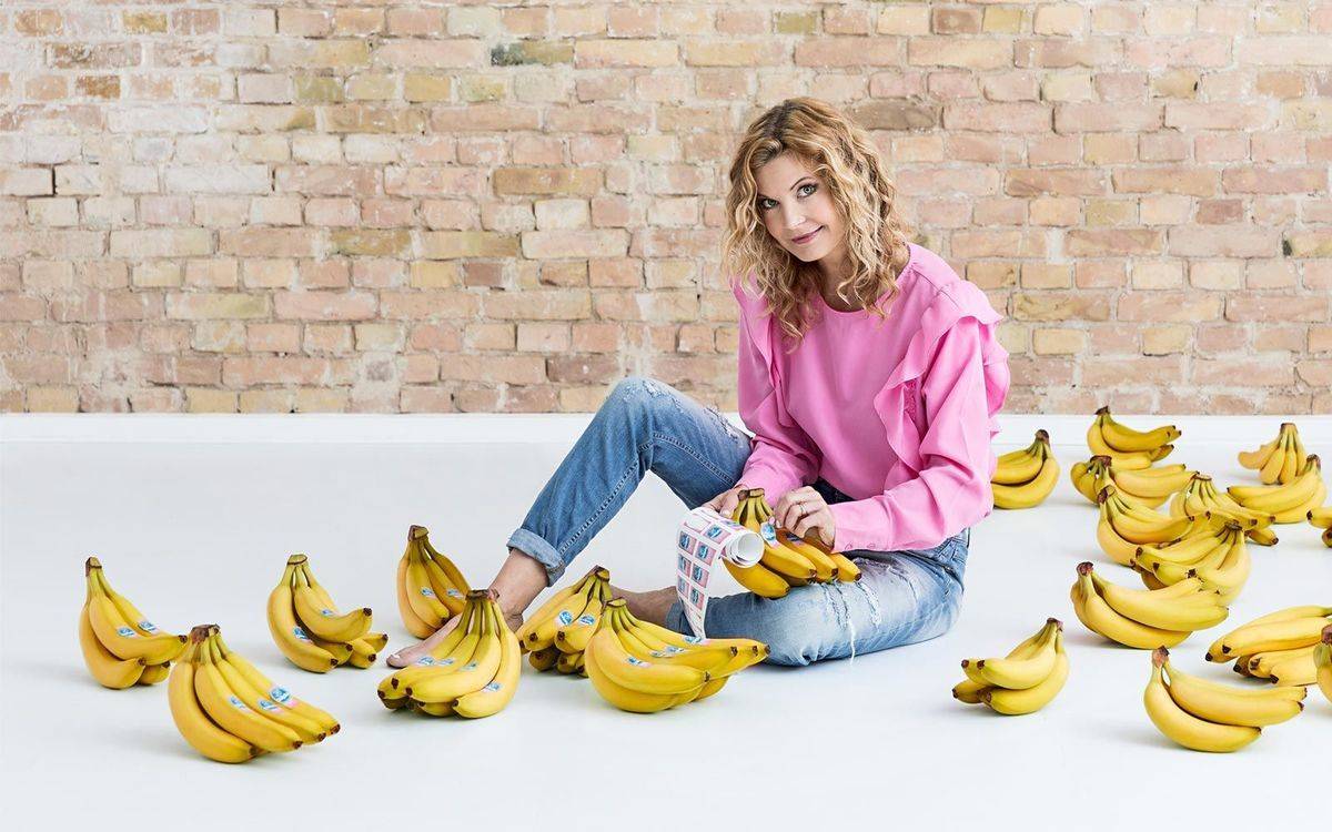 RTL-Moderatorin Eva Imhof in der Chiquita-Kampagne anlässlich des Brustkrebsmonats Oktober.