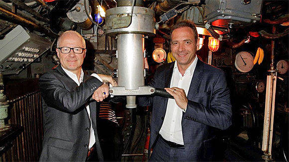 "Das Boot" geht dank Christian Franckenstein (l.)und Sky-Chef Carsten Schmidt wieder auf Tauchgang (Foto: Bavaria).