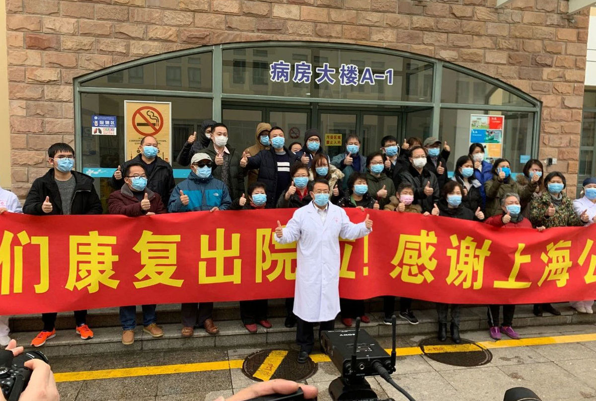 Das Shanghai Public Health Clinical Centre verabschiedet seine geheilten Coronapatienten medienwirksam.