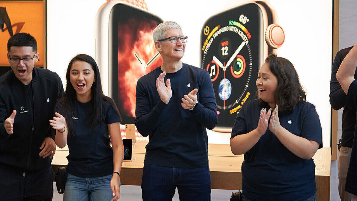 Applaus für den Markenwert von Apple: CEO Tim Cook ist bestens gelaunt.