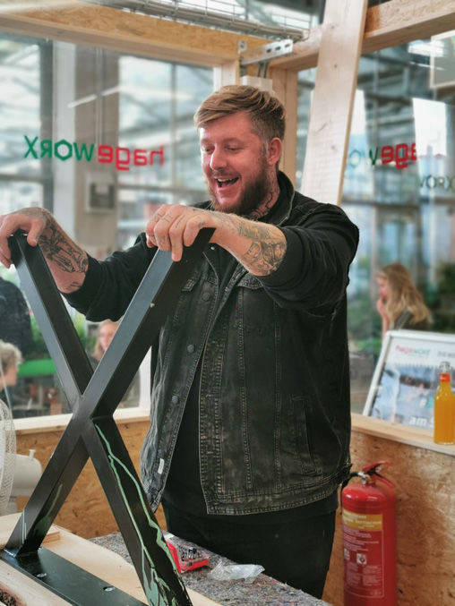 DIY-Influencer Wilke Zierden baut in der Werkstatt einen Tisch.