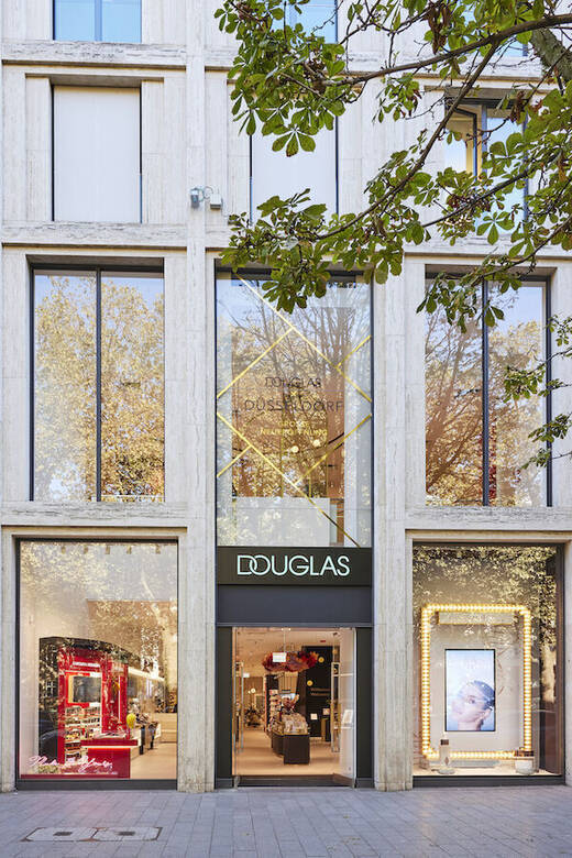 Die Fassade des neuen Douglas Luxus Store in Düsseldorf.