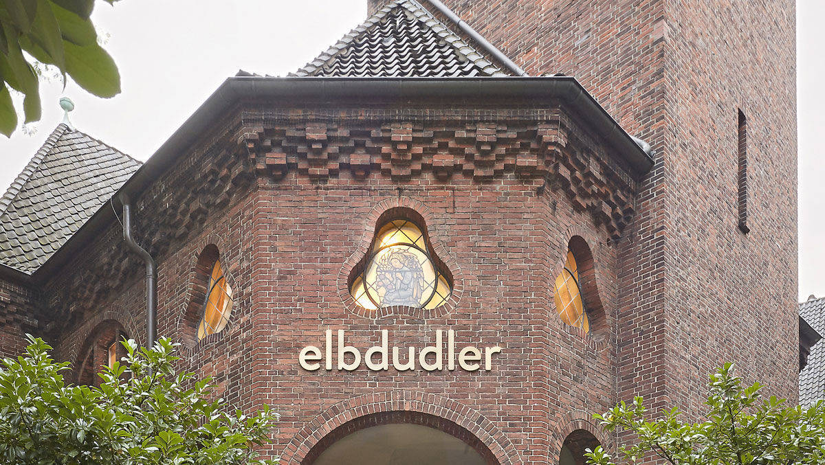 Elbdudler residiert in einer ehemaligen Kirche.