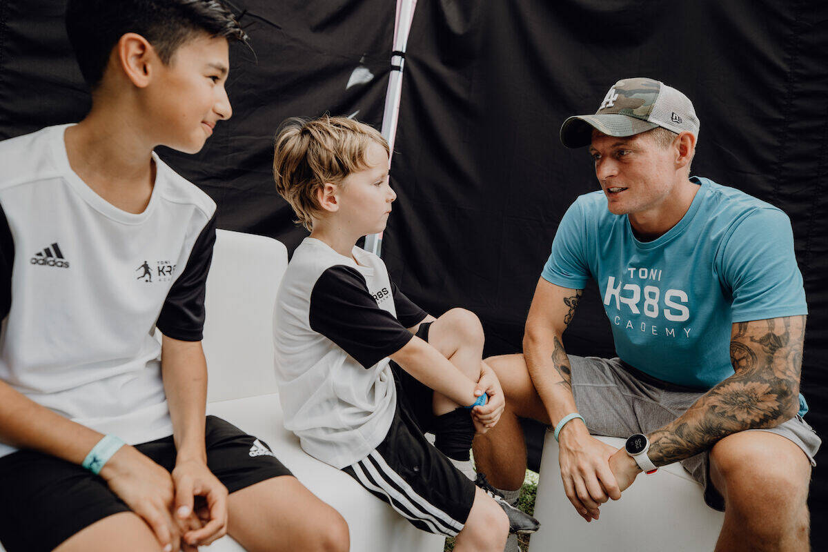 Toni Kroos mit seinen Schützlingen.