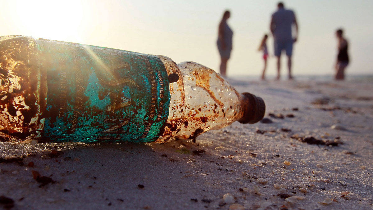 Flaschen sammeln am Strand leichter als Muscheln finden: Szene aus "Die Plastikflut", zu sehen auf Sky 1 am 30. Juni.