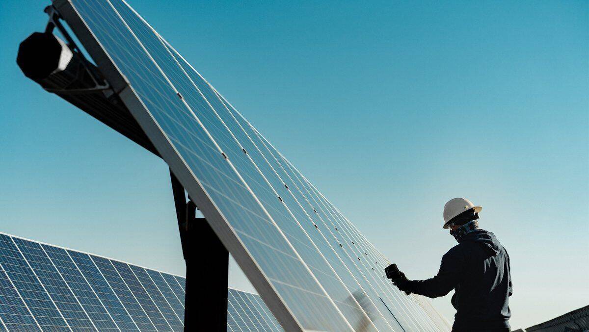 Apple-Zulieferer Corning setzt auf saubere Energie aus der Solaranlage von Duke Energy Sustainable Solutions in Conetoe, North Carolina.