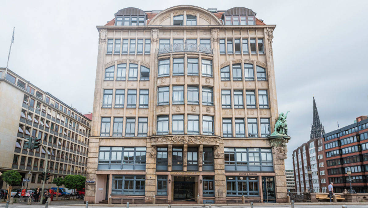 Nahe den Deichtorhallen gibt es hier auch viel Kunst.