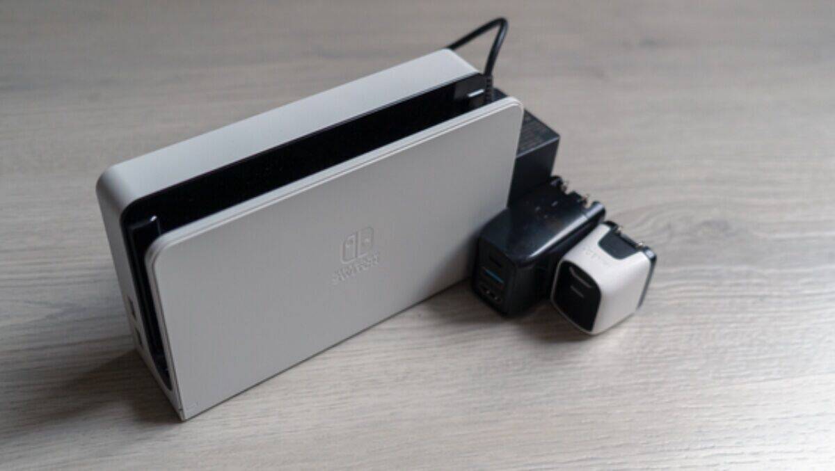 Das Mini-Dock: So klein neben der Nintendo Switch...