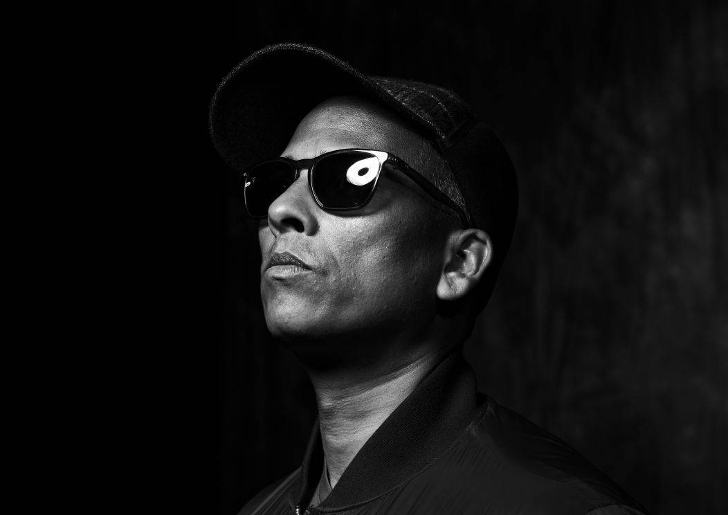 "Konzertabend. Klavier, Gitarre, Stimme. Grelles Scheinwerferlicht ist kein Problem, ich kann mich voll entfalten und träume mich in die Musik", so Xavier Naidoo über das Modell.