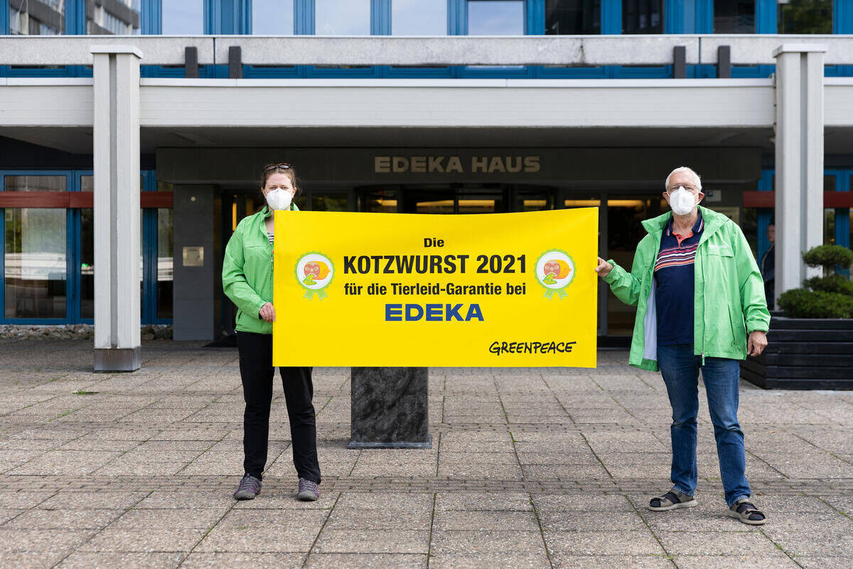 Greenpeace-Aktivisten vor der Edeka-Zentrale in Hamburg.