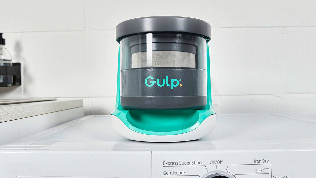 Gulp (auf Deutsch "Schluck!") schluckt das Mikroplastik aus der Waschmaschine.