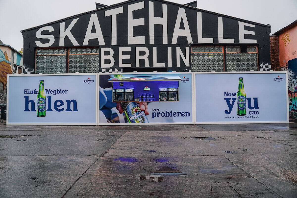 Von außen sah die Plakatwand ganz normal aus, bis sich die Luke öffnete und eine Bar enthüllte.