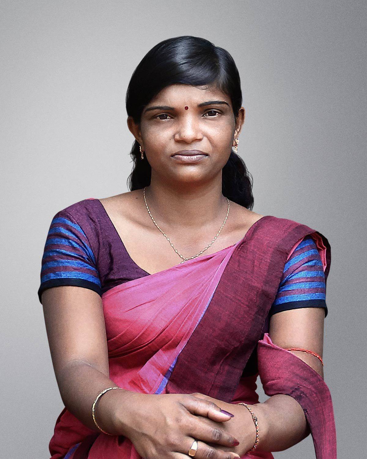 Karunakuran Kirupaliny hat sich auf die Fertigung von Saris in Sri Lanka spezialisiert.