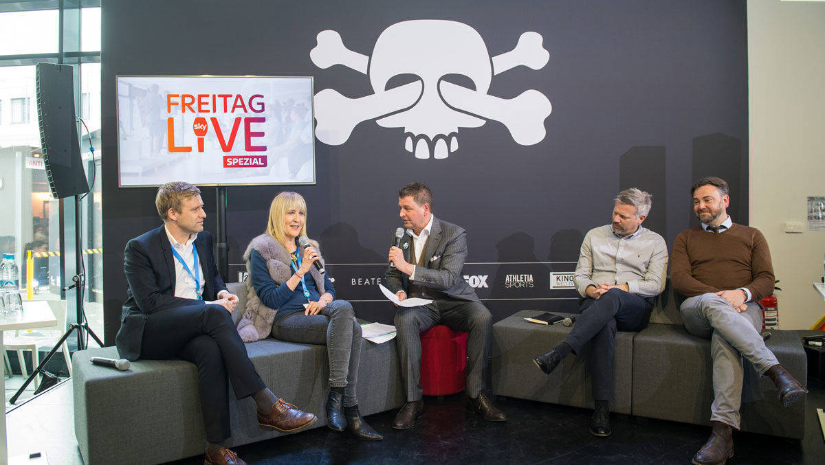 Über die Anti-Piracy-Kampagne sprachen Gäste und Partner: Holger Blask (l.) von der DFL, Sylvia Rothblum, Warner, Christian Sommer von der MPA (r.) und Lutz Reulecke, Sky, mit Unternehmenssprecher Ralph Fürther (M.).