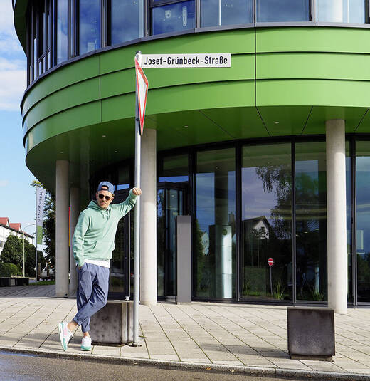 Jan Delay vor dem Grünbeck Forum am Unternehmenssitz der Grünbeck Wasseraufbereitung GmbH in Höchstädt an der Donau.