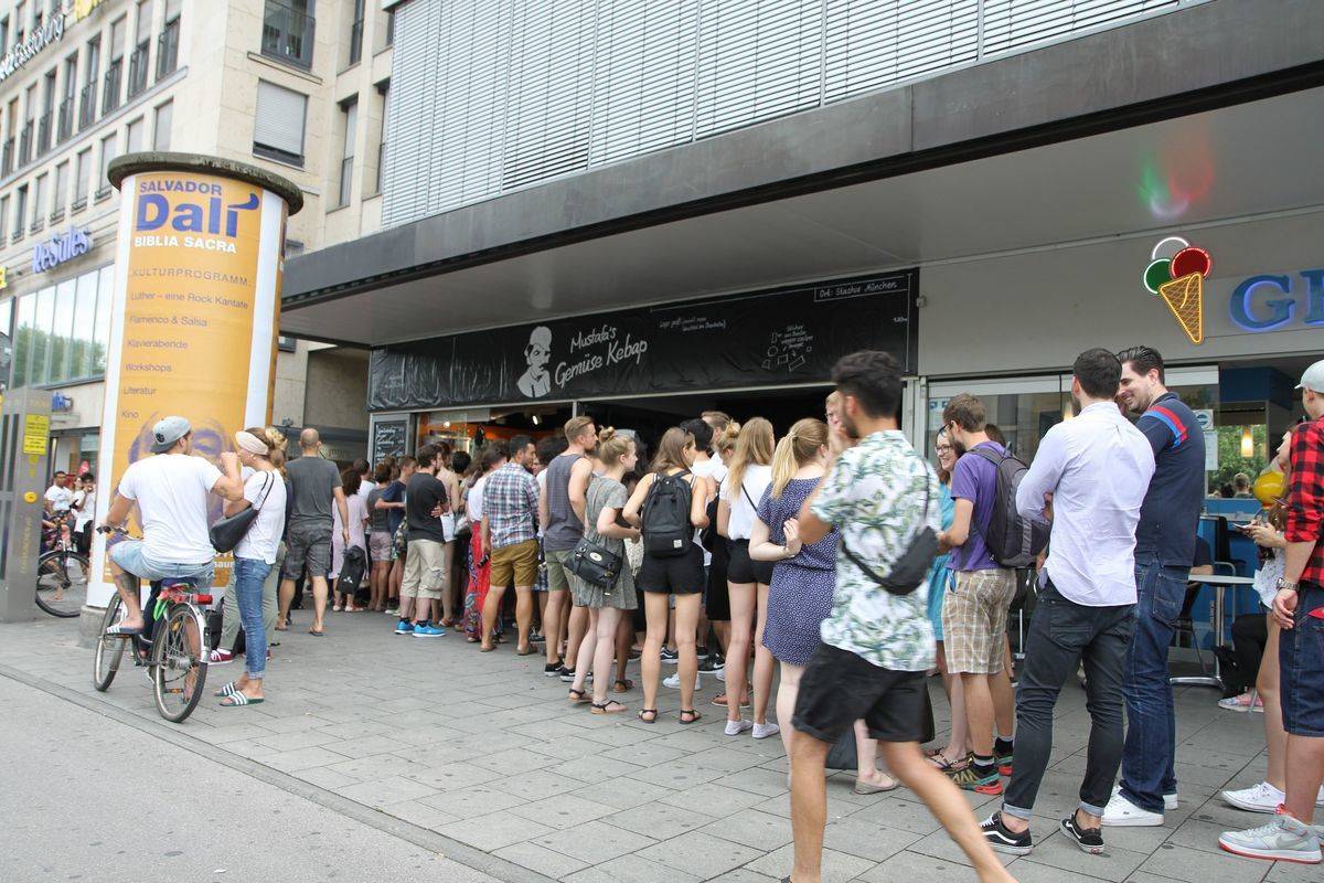 Alle warten auf den Döner.