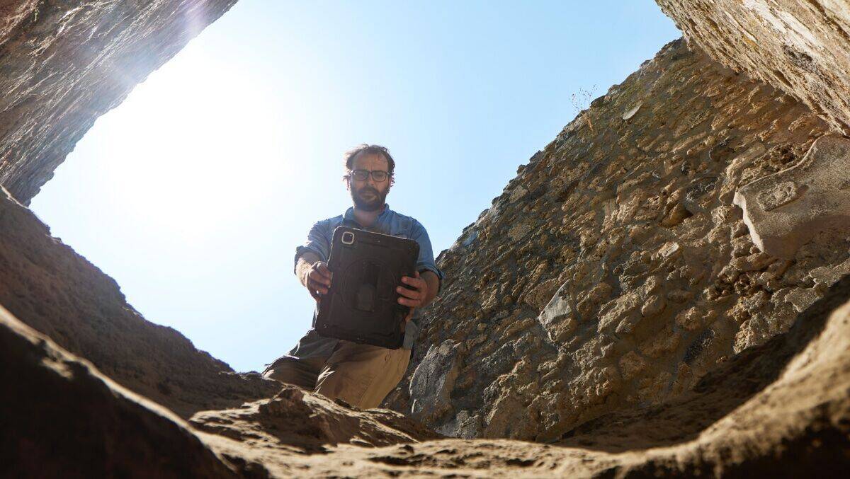 Wissenschaftler mit dem iPad Pro im "Tunnel".