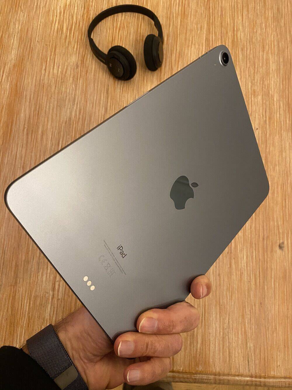Die Rückansicht des neuen iPads. Auch beim Air ist der Apple mittig zu sehen.