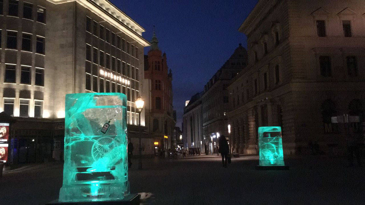 Jägermeister Eisinstallationen bei Nacht