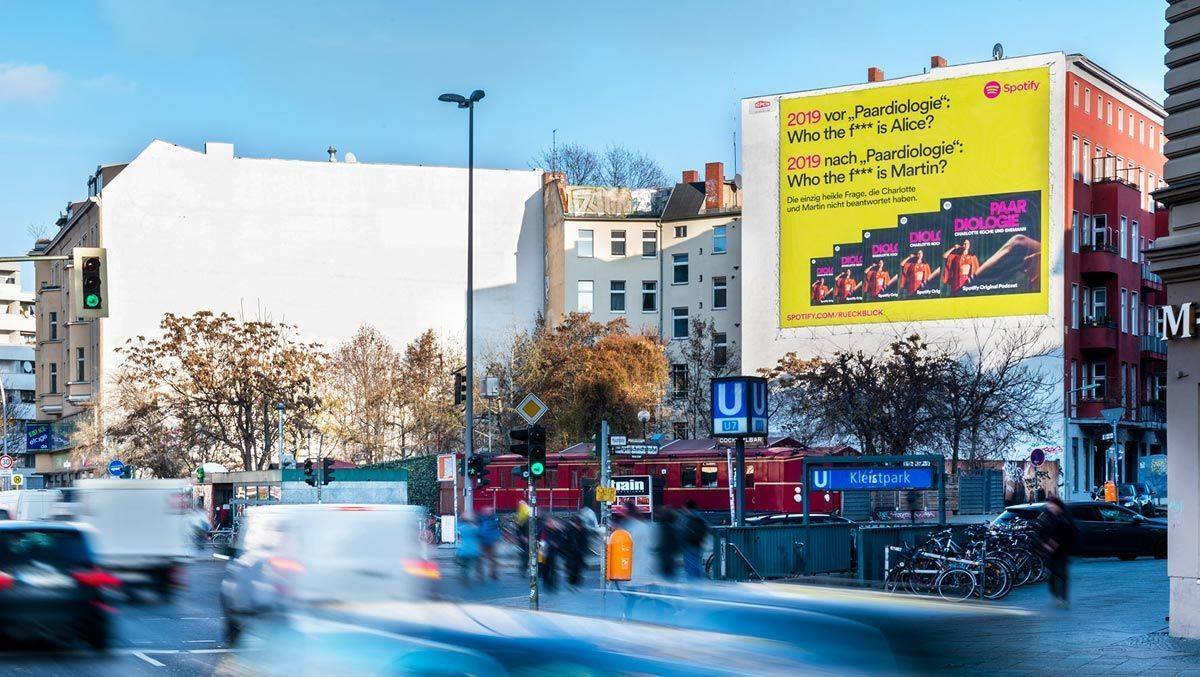 Jahresrückblick à la Spotify: Das Berliner Plakatmotiv stellt die Frage nach Charlotte Roches Ehemann ("Who the f*** is Martin?").