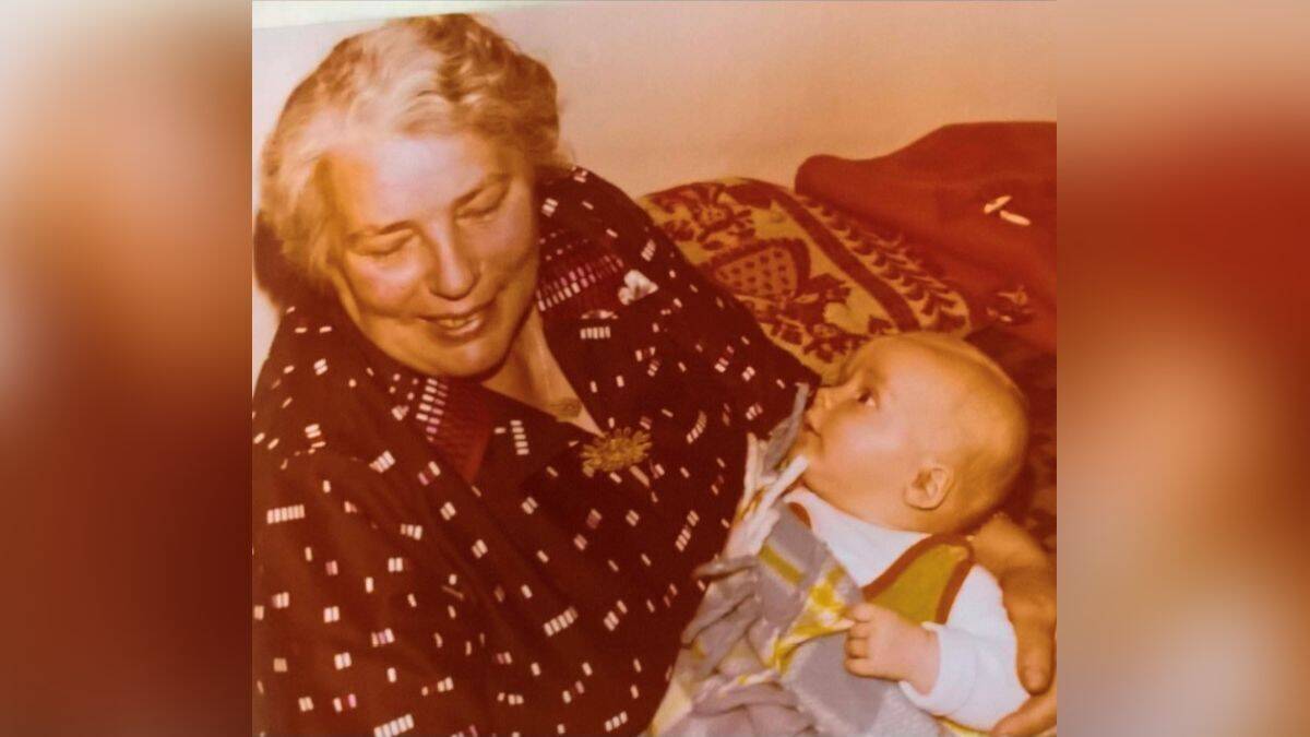 Der kleine Johannes Ceh mit seiner Großmutter.