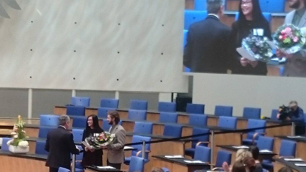Viviann Banh und Max Matthias Karl mit Andreas Mundt, dem Präsidenten des Bundeskartellamts