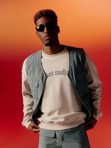 Kingsley Coman im stylischen Outfit aus der neuen Kollektion in Zusammenarbeit mit About You