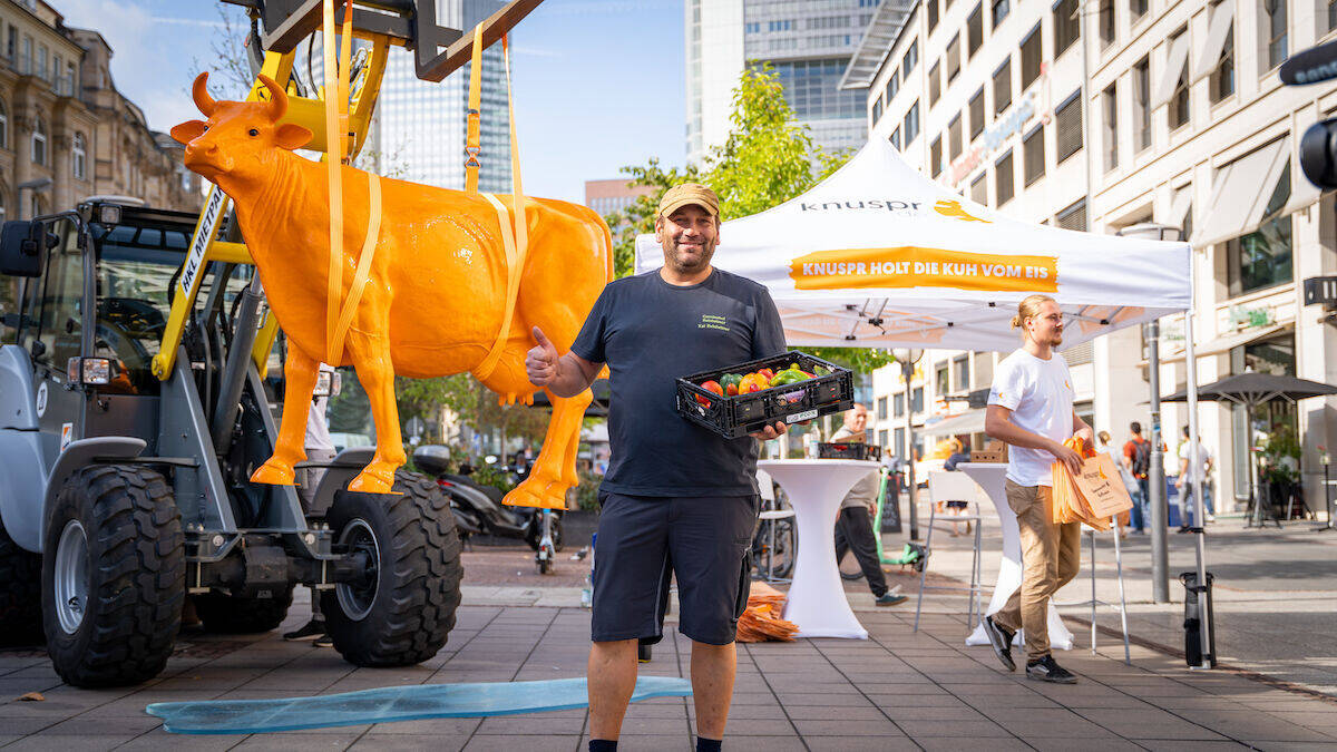 Landwirt Kai Reinheimer setzt mit Knuspr am Frankfurter Roßmarkt ein Zeichen gegen das Bauernhofsterben.