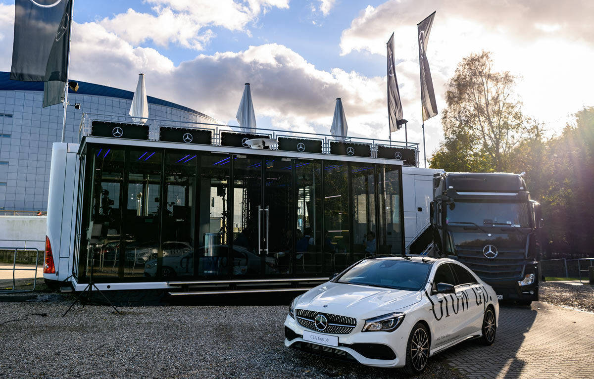 Kommentatoren-Kontainer auf der ESL One gesponsert von Mercedes-benz