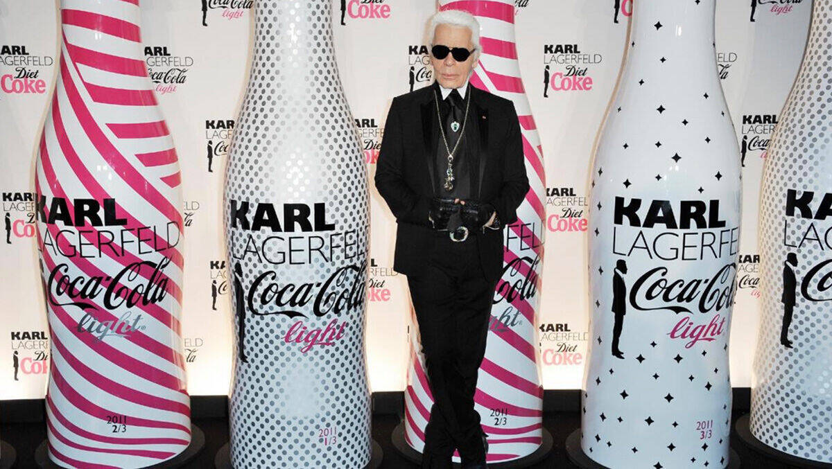 Diät-Designer trifft Diät-Cola: Karl Lagerfeld und seine Coke-Flaschen.