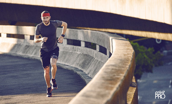 Star-Triathlet Faris Al-Sultan in Aktion (Abb.: Lidl/Mindbox)