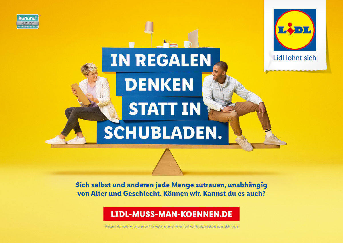 Der Discounter wirbt auch mit Plakaten um neue Mitarbeiter.