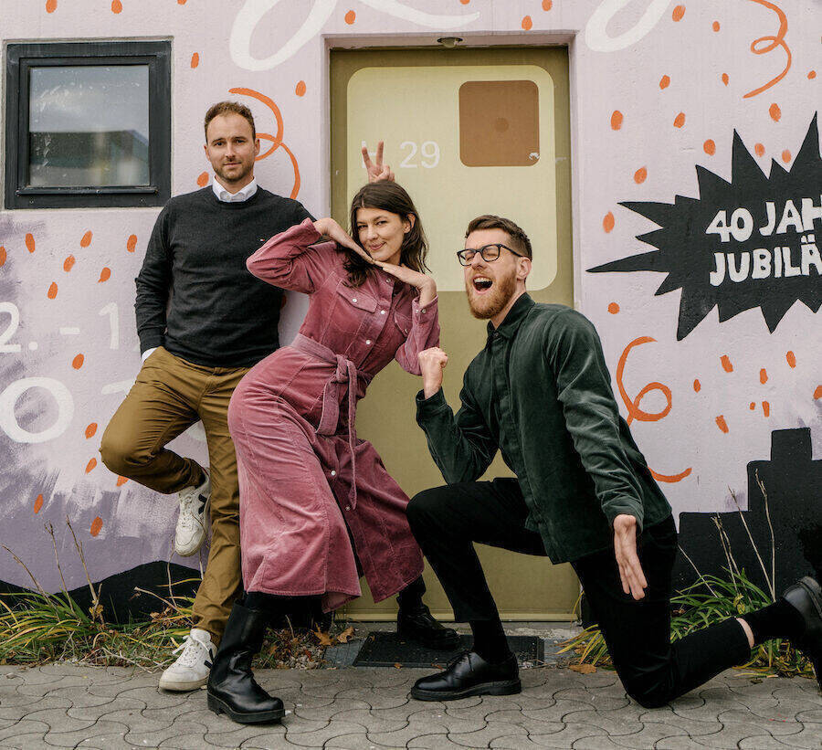 Die Tres-Bien-Gründer Ruben Elstner (l.) und Guillaume Champeau (r.) mit Lena Jüngst.