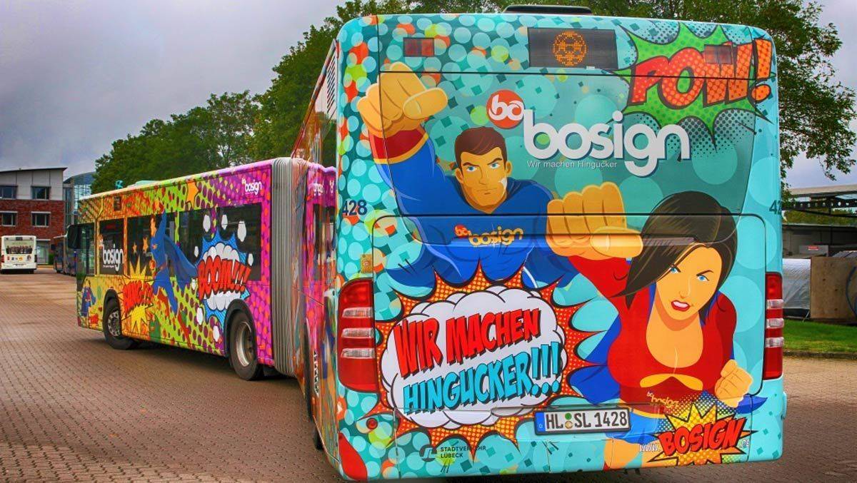 Männer UND Frauen sind Superhelden auf dem Bus.