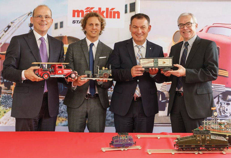 Märklin-Museum geplant: v.l. Hariolf Teufel (Kreissparkasse Göppingen), Florian Sieber (Geschäftsführender Gesellschafter Märklin), Guido Till (Oberbürgermeister Stadt Göppingen), Landrat Edgar Wolff.