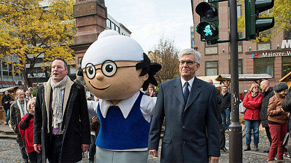 Der Mainzer OB Michael Ebling (l.) weiht mit Det und ZDF-Intendant Thomas Bellut die Mainzelmännchen-Ampel ein (Foto: ZDF/ZDF Werbefernsehen).