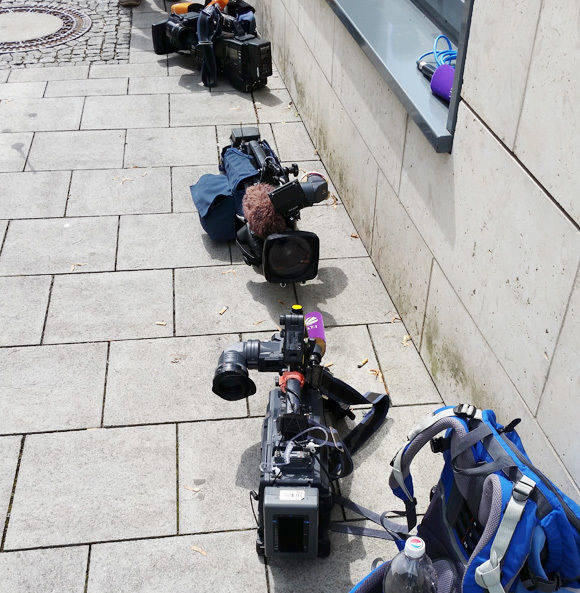 München, Maxvorstadt, am Morgen nach dem Amoklauf: TV-Kameras auf dem Gehsteig weisen den Weg zur Täterwohnung.