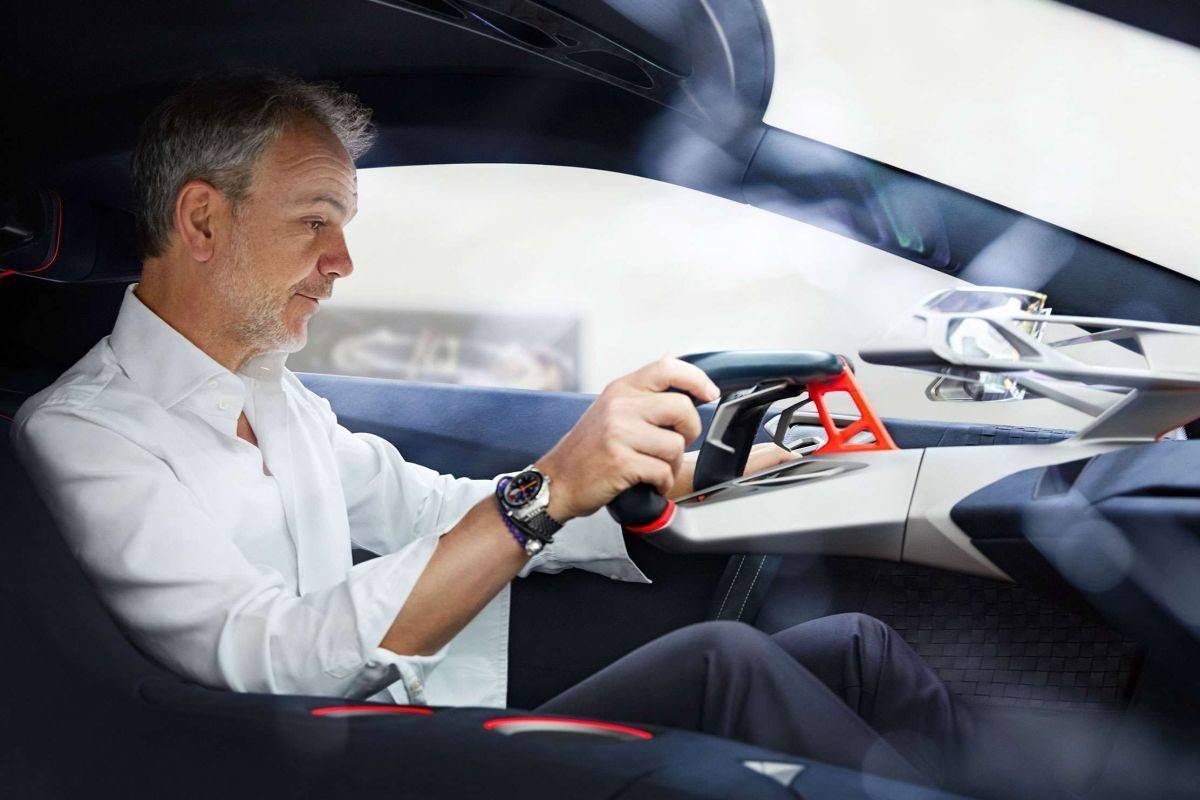 BMW-Designchef Adrian van Hooydonk am Boost Pod