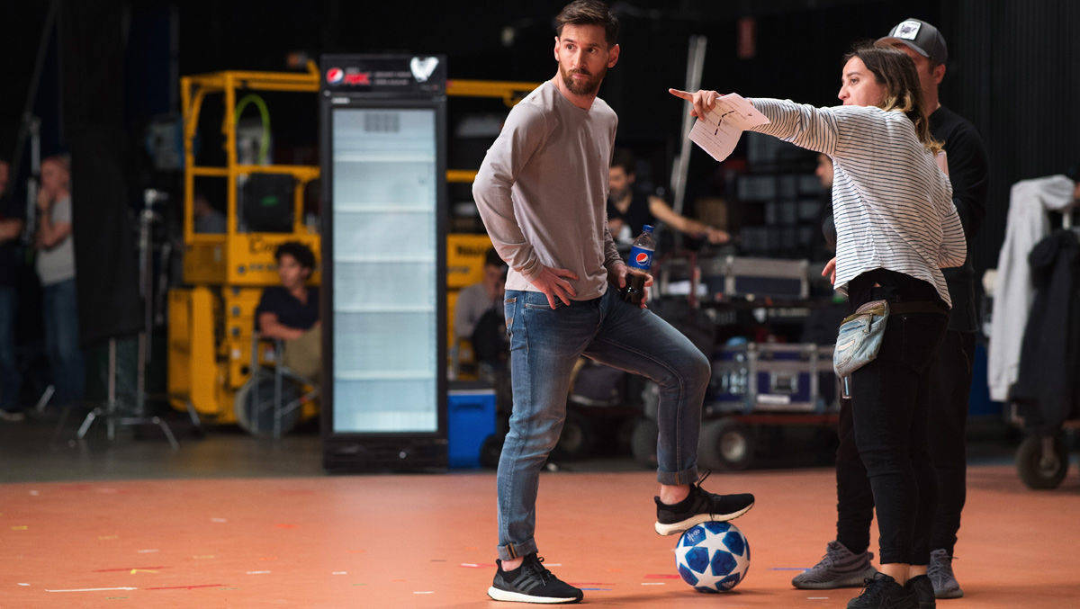 Messi ist auch hinter der Kulisse immer am Ball.