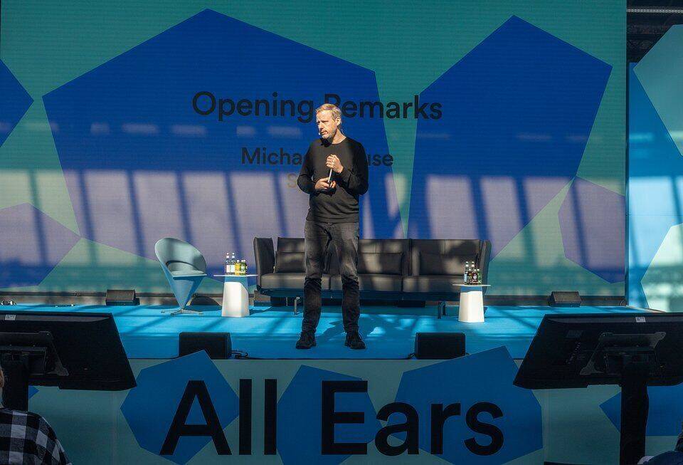 Spotifys Europa-Chef Michael Krause begrüßt auf dem All Ears in Berlin das Publikum.