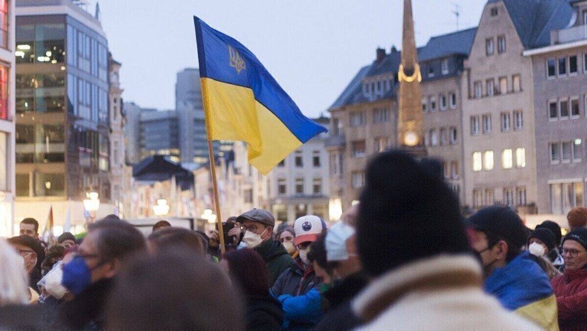 Auf vielen Demonstrationen in Deutschland zeigen Bürger:innen Solidarität mit der Ukraine.
