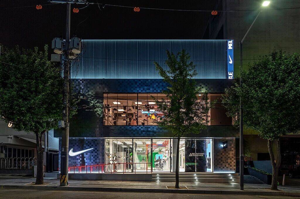 Der Nike Style Store in Hongdae von außen.
