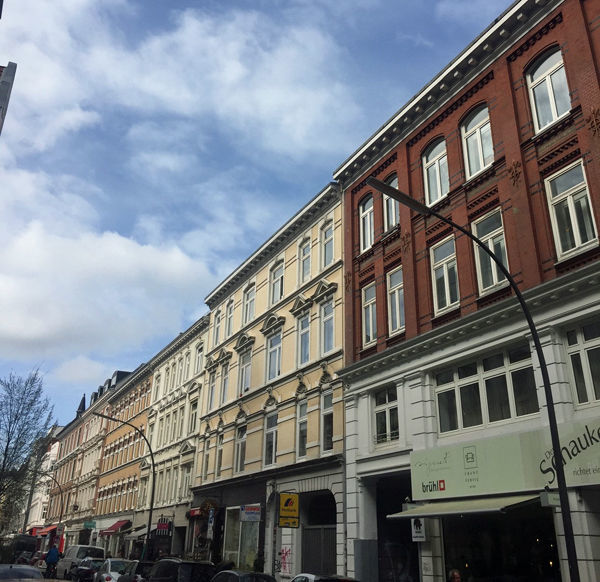 Die Ottensener Hauptstraße lockt mit netten Cafés und Läden.
