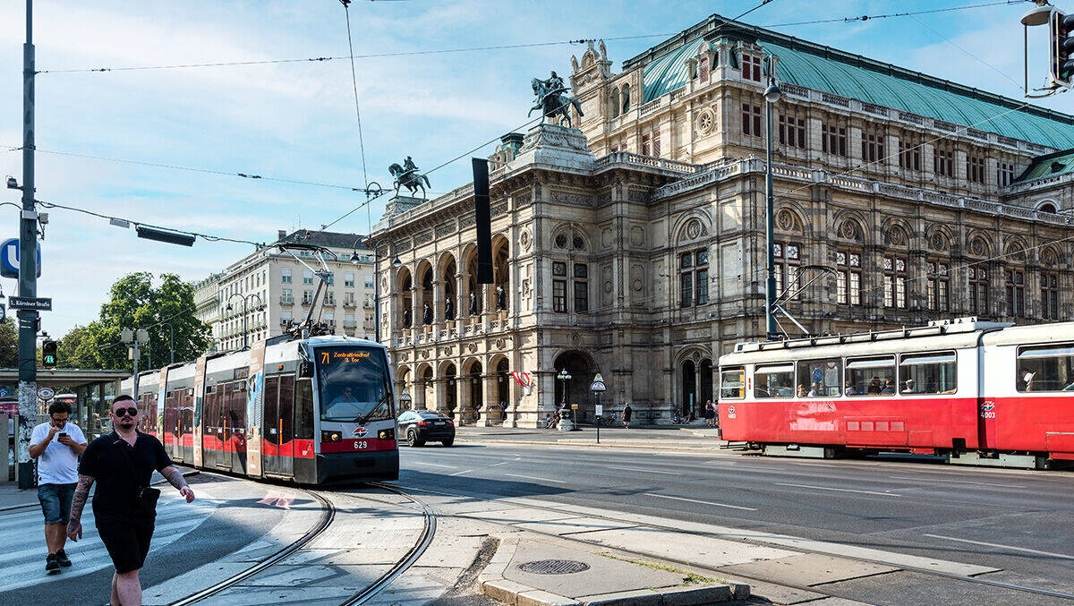 Zukunftsmusik vor der Wiener Oper – mit der Packerl-Tram.