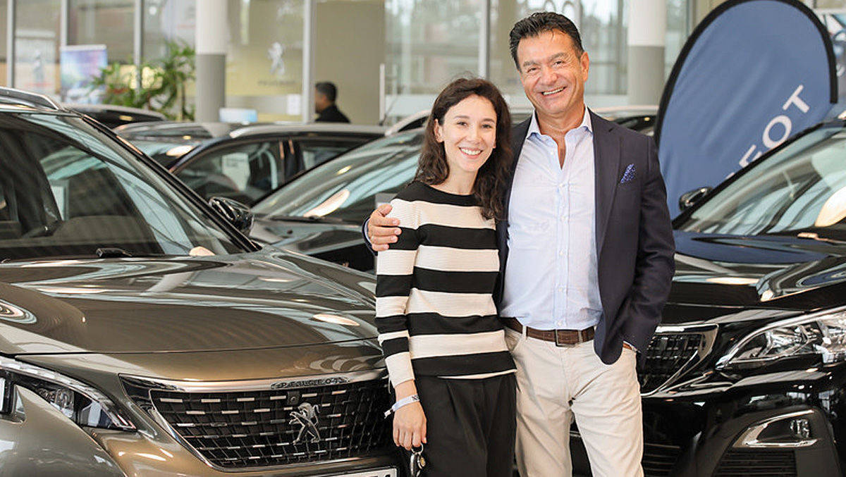 Schauspielerin Sibel Kekilli bekam von Bülent Ülgen (Niederlassungsleiter Peugeot Hamburg) einen Peugeot 3008 Allure BlueHDi.