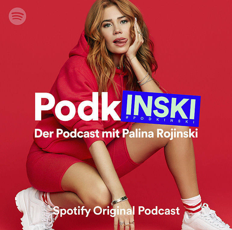 Die Moderatorin interviewt für Spotify.