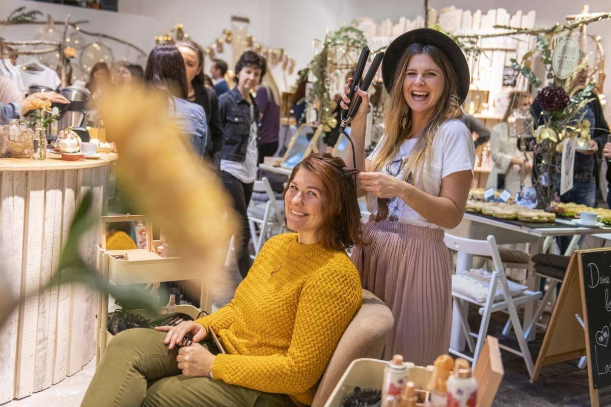 Beratung Lockentechnik Pop-Up-Store Langhaarmädchen