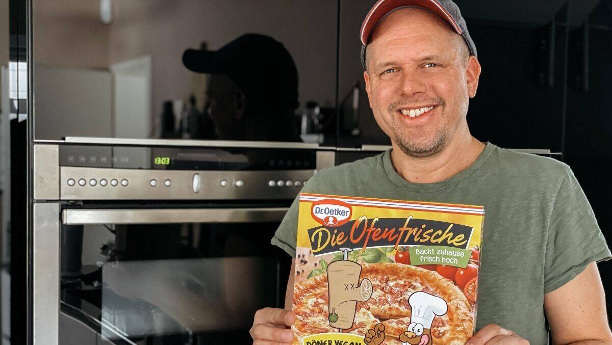 Ralph Ruthe präsentiert die Döner-Pizza.