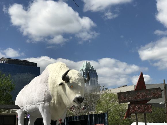 Promostand American Gods mit Blick auf das JW Marriott