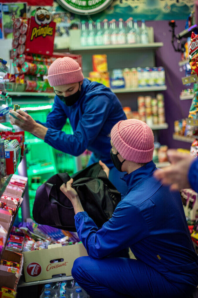 Das Team von True Gum beim leerräumen der Kaugummiregale.